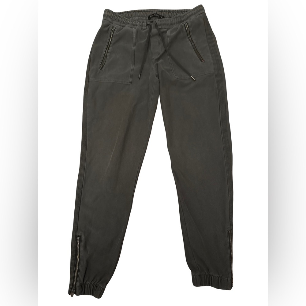 Athleta Street Jogger Womens Gray
Zip Pockets & Ankles